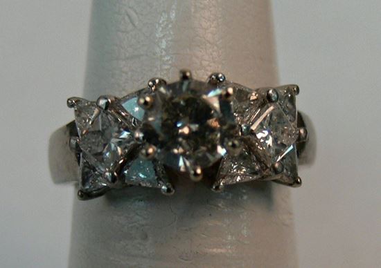 Picture of PLATINUM WOMENS BAND DIAMOND RING SZ-5 8.8G