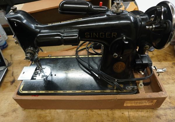 SINGER SIMPLE SEWING MACHINE - Earl's Auction Company