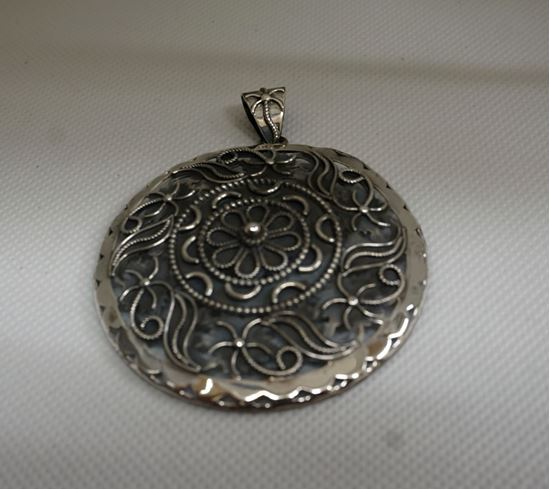 Picture of STERLING SILVER ROUND PENDANT 17.8 GR  MINT CONDITION.