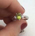 Picture of 10kt white gold ring size 7 2.1 gr with green peridot and 2 small diamonds mint 834090-4