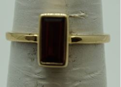 Picture of 10kt yellow gold ring with garnet color stone size 6.25 2.3 gr 824514-5 
