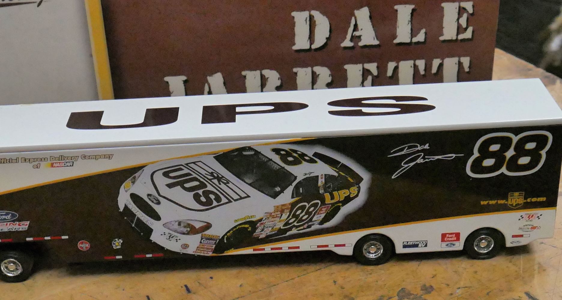 Cash USA Pawnshop. Dale Jarrett #88 UPS 2001 NASCAR Action 1/64 