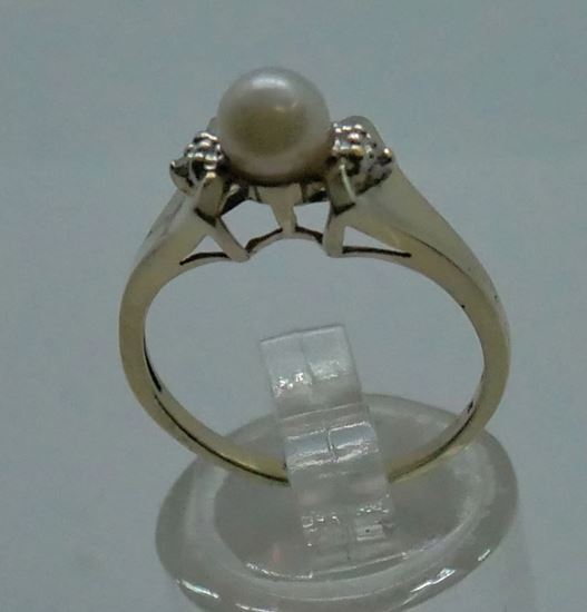 Picture of 10 kt yellow gold ring size 6.5 2.3 gr with 5.5 mm pearl and 2 small diamonds (0.01 pts ) . pre owned. very good condition. 850319-1.