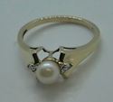 Picture of 10 kt yellow gold ring size 6.5 2.3 gr with 5.5 mm pearl and 2 small diamonds (0.01 pts ) . pre owned. very good condition. 850319-1.