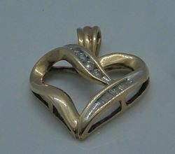 Picture of 10kt yellow gold heart pendant with 6 baguette diamonds and 4 round 2 grams 833378-1