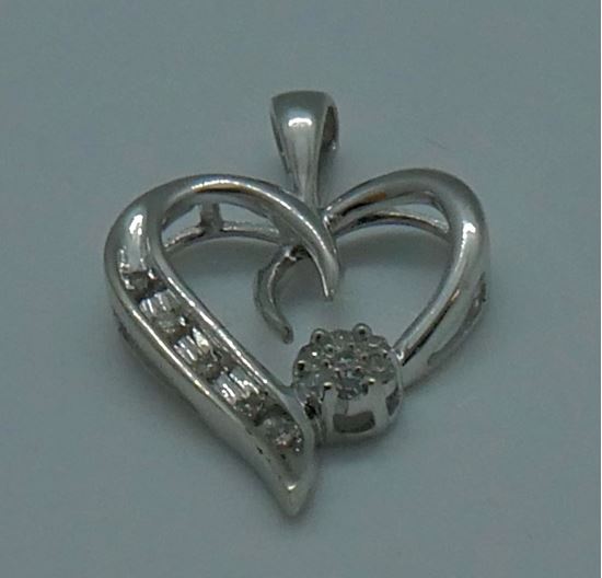 Picture of 10kt white gold heart pendant with 12 round diamonds 1.1 grams 828217-1