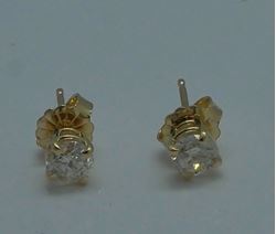Picture of 14kt yellow gold stud earrings with diamonds 0.9 grams 0.50pts 852975-1