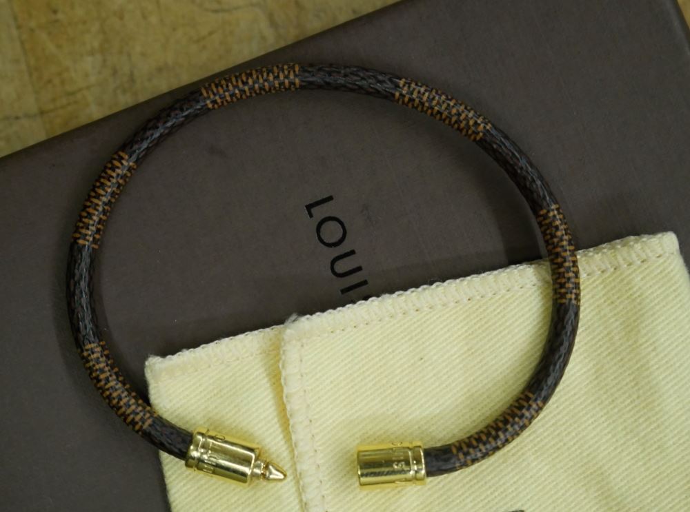 Cash USA Pawnshop. Louis Vuitton cowhide leather bracelet M6609D pre owned  with case and dust bag. pre owned. very good condition.
